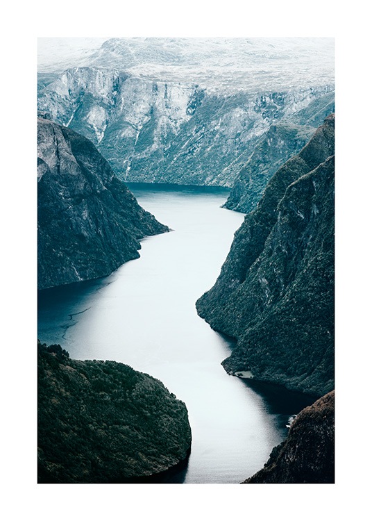  - Affiche de nature d'une photographie d'un large fleuve et d'un paysage de montagne en Scandinavie.