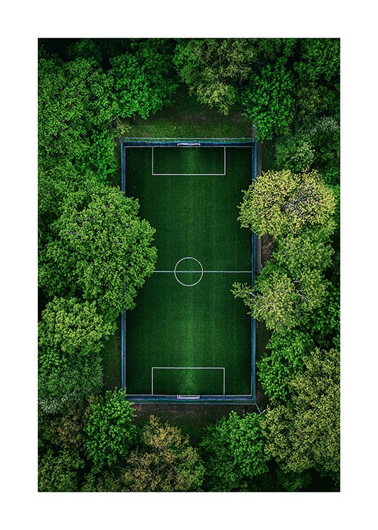  - Photographie prise du ciel d'arbres feuillus et verts qui entourent un terrain de foot