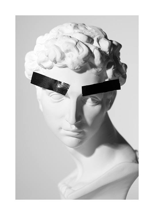  - Photographie en noir et blanc d'une statue de marbre dont les sourcils ont été remplacés par du scotch noir
