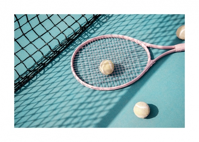  - Photographie d'un court de tennis turquoise sur lesquels on peut voir une raquette de tennis rose et deux balles de tennis