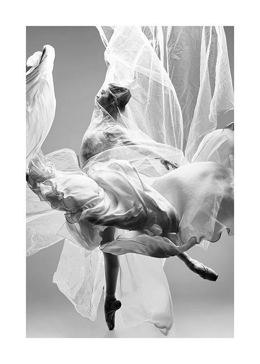  - Photographie d'une ballerine entourée d'un tissus blanc et fluide, ses pieds en pointes