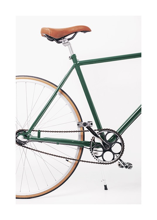  – Photographie d’un vieux vélo en vert avec une selle marron sur un fond blanc