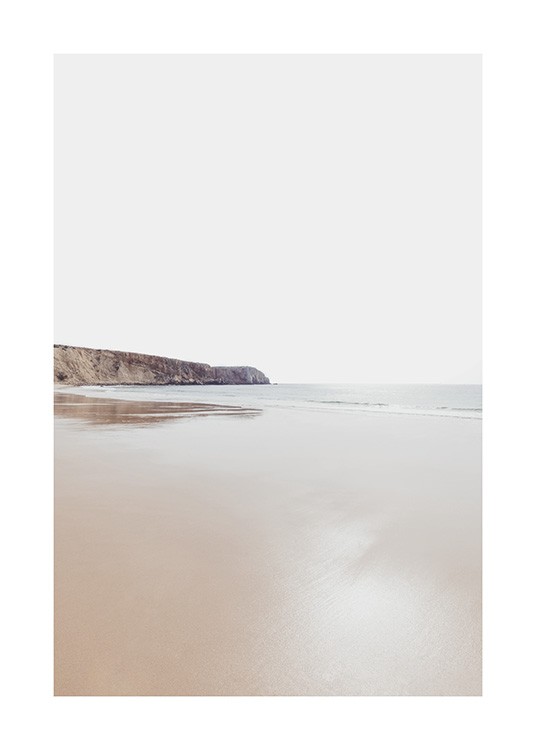  – Photographie d’un littoral avec l’océan et une falaise à l’arrière-plan