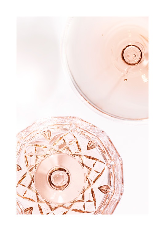  – Photographie de boissons rose clair dans des verres sur un fond clair