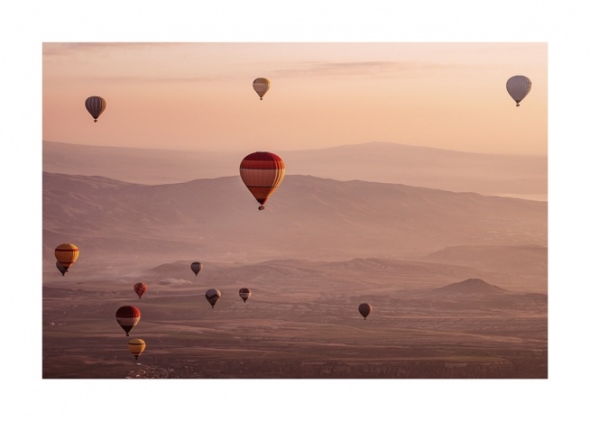  - Photographie d'un paysage représentant des montgolfières au moment du coucher du soleil