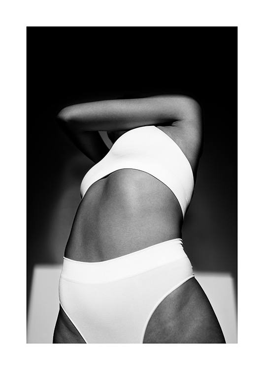  - Photographie en noir et blanc d'une femme en sous-vêtements blancs