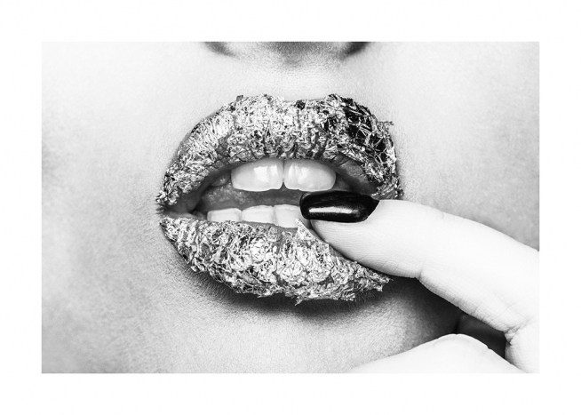  - Photographie en noir et blanc d'un doigt entre deux lèvres couvertes d'aluminium.
