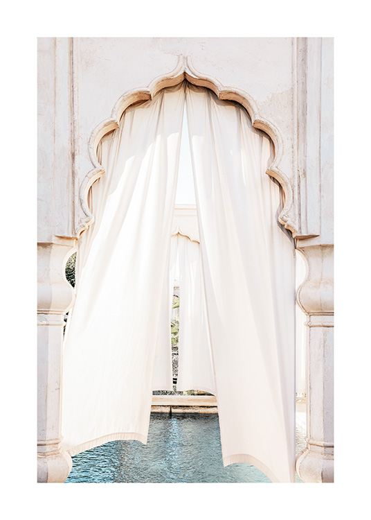  - Photographie d'une arche de porte arrondie avec un rideau blanc devant une piscine