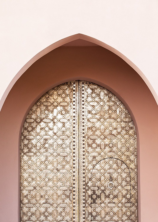  - Photographie d'une arche rose devant une porte dorée et ovale