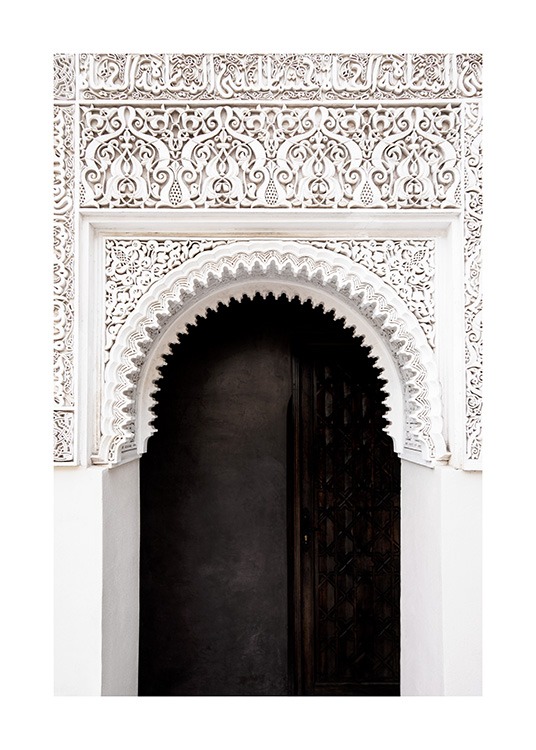  - Photographie d'une porte noire avec une arche blanche gravée avec des détails