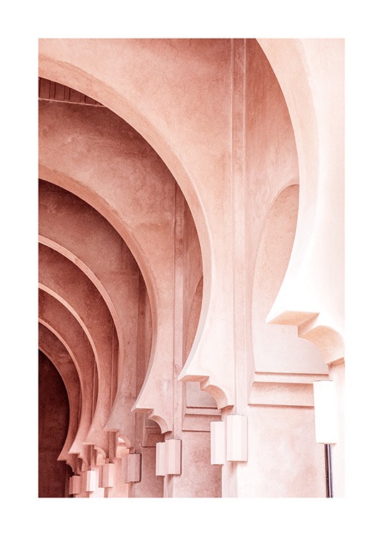  - Photpographie d'un bâtiment rose avec des arches arrondies