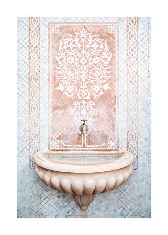  - Photographie d'un mur en mosaïque bleu, rose et blanc derrière une petite fontaine