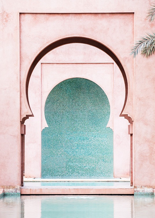  - Photographie d'un mur bleu au centre d'une arche arrondie rose