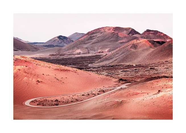  – Photographie d'un paysage volcanique au sable rouge, on peut voir des montagnes en arrière-plan