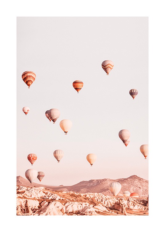 – Photographie de montgolfières survolant un paysage montagneux