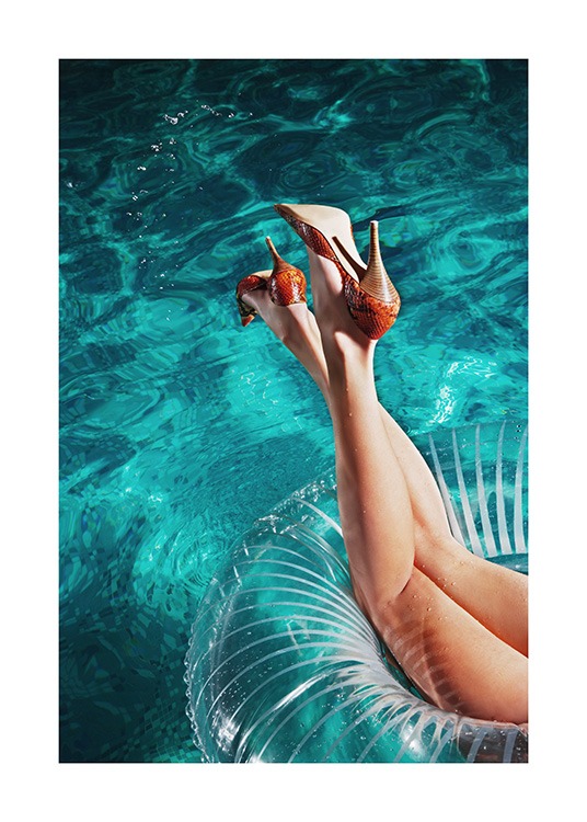  – Photographie d'une femme portant des talons sur une bouée flottant dans une piscine
