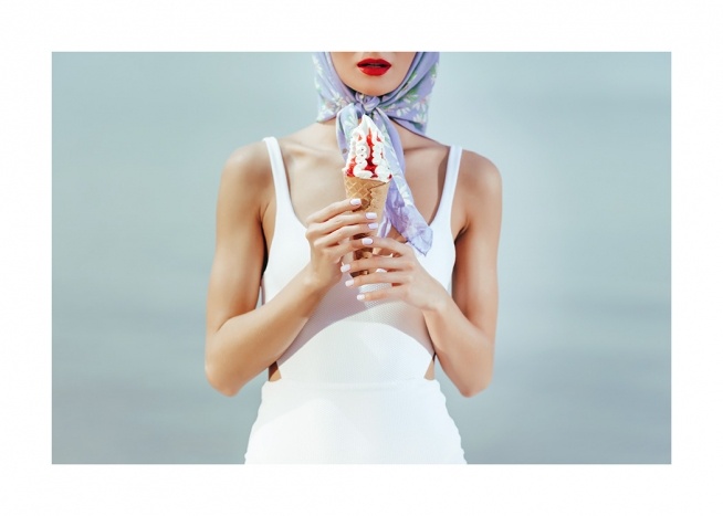  – Photographie rétro d'une femme tenant un cornet de glace et portant un maillot de bain blanc ainsi qu'un foulard bleu