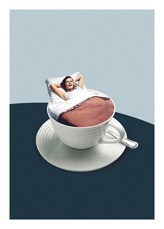  – Photographie d'une femme dans une tasse de café couverte d'une couverture