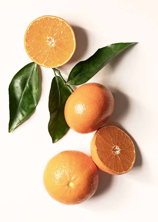 – Photographie d'oranges et de feuilles vertes sur un fond beige clair