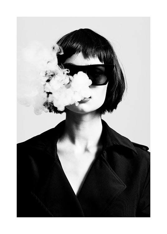  – Photographie en noir et blanc d’une femme portant des lunettes de soleil et une veste avec de la fumée sortant de sa bouche