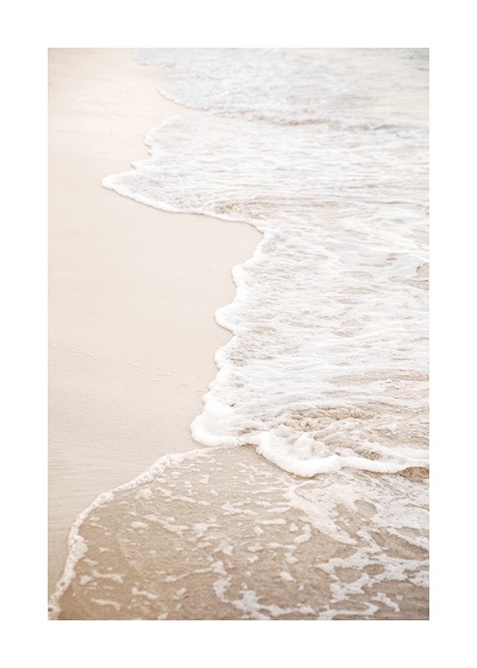  – Photographie d’une plage avec des vagues plates se déversant sur le sable