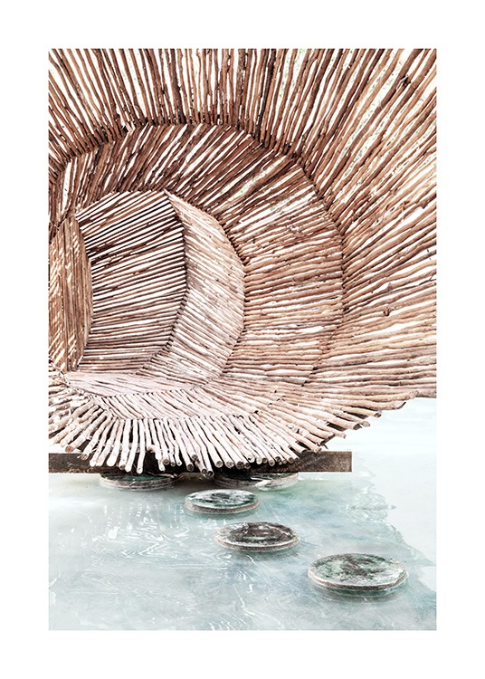  – Photographie d’un tunnel en bois composé de bâtons, avec de l’eau et des pierres au premier plan