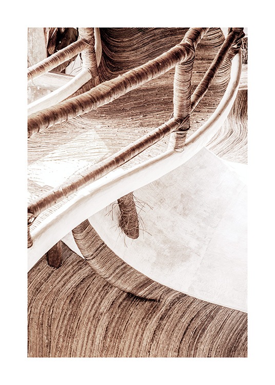  – Photographie d’un escalier plat dans une cabane en matière organique