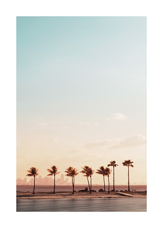  – Photographie d’une plage à Miami avec des palmiers au coucher du soleil