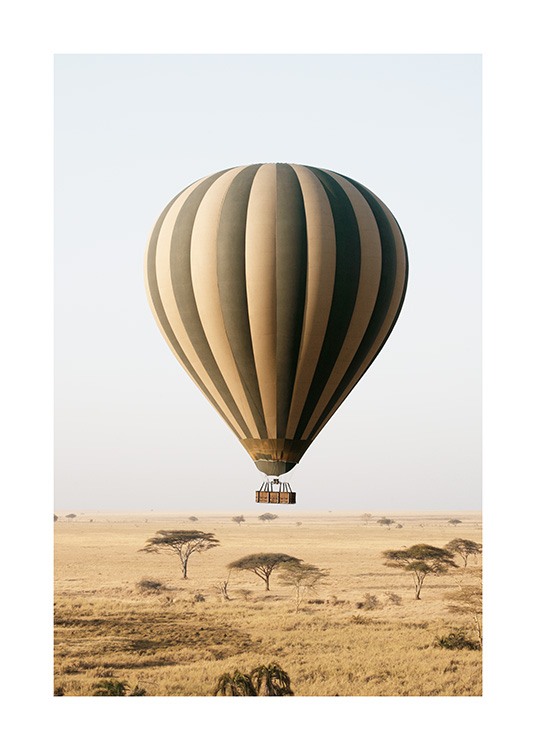  – Photographie d’une montgolfière rayée survolant une savane