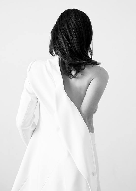  – Photographie en noir et blanc d’une femme vue de dos, dans un blazer blanc dévoilant son épaule