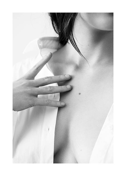  – Photographie en noir et blanc d’une femme touchant sa poitrine avec ses doigts