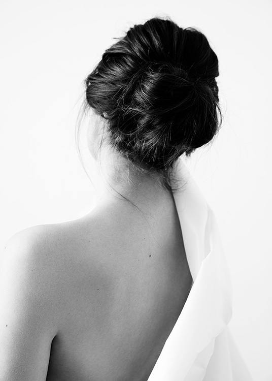  – Photographie en noir et blanc d’une femme vue de dos, avec une épaule dénudée et une chemise recouvrant l’autre