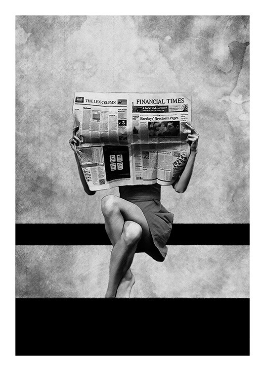  – Femme avec un journal devant son visage, assise avec les jambes croisées