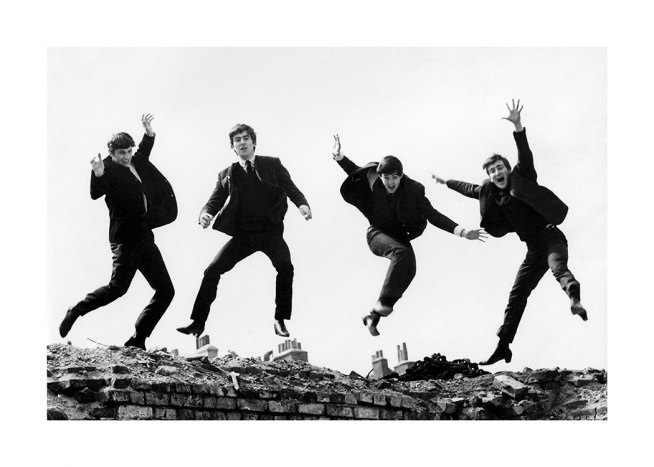  – Photographie en noir et blanc des membres des Beatles sautant en l’air