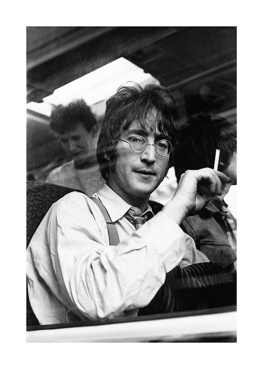  – Photographie en noir et blanc de John Lennon dans un train, avec une cigarette à la main
