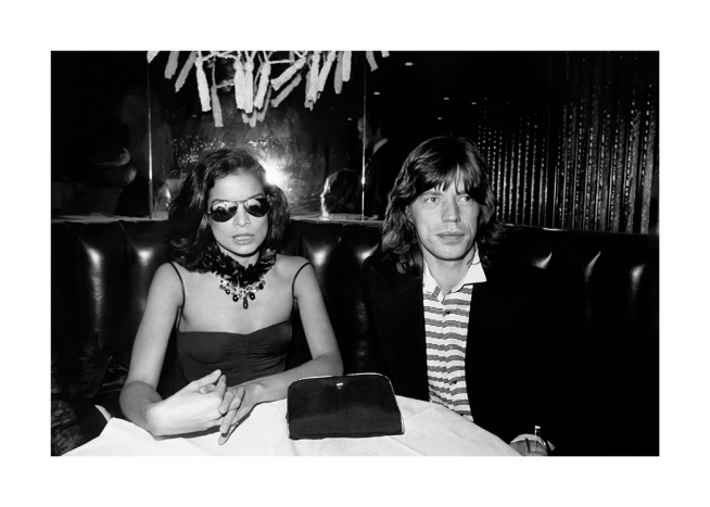  – Photographie en noir et blanc de Mick et Bianca Jagger, assis dans un box au Studio 54