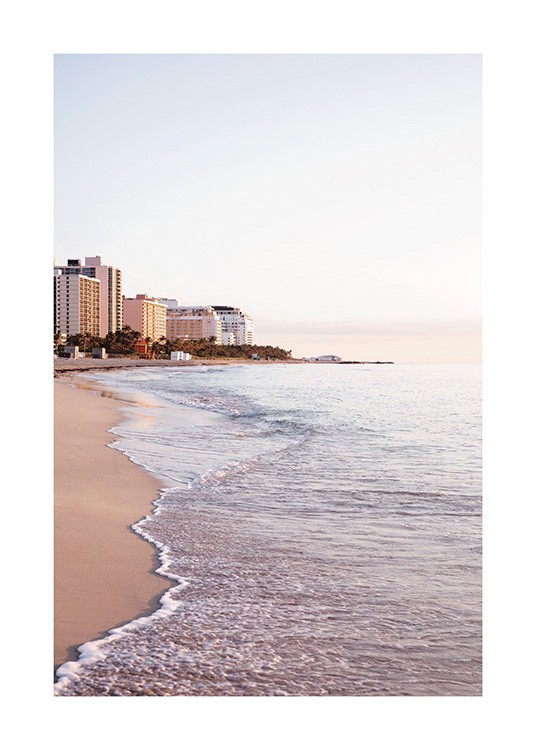  – Photographie de vagues se déversant sur une plage à Miami avec des immeubles à l’arrière-plan