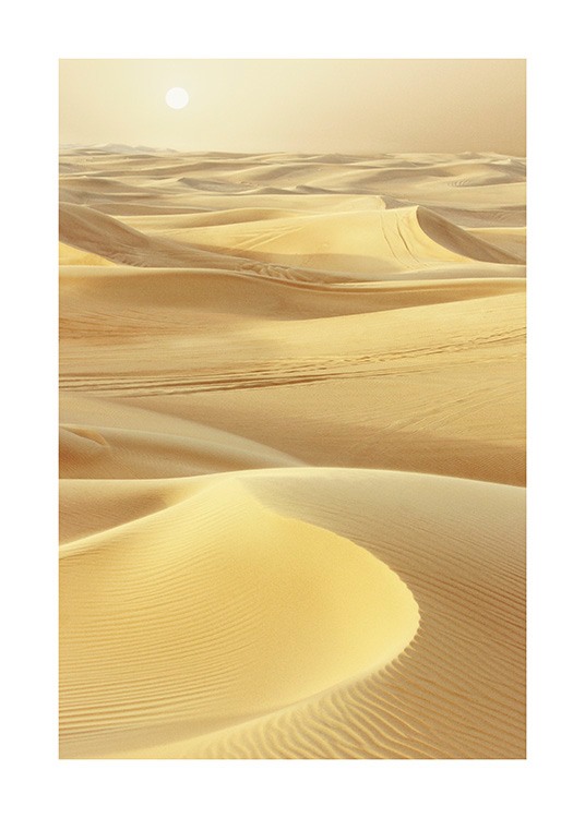  – Photographie d’un désert avec du sable jaune et le soleil à l’arrière-plan