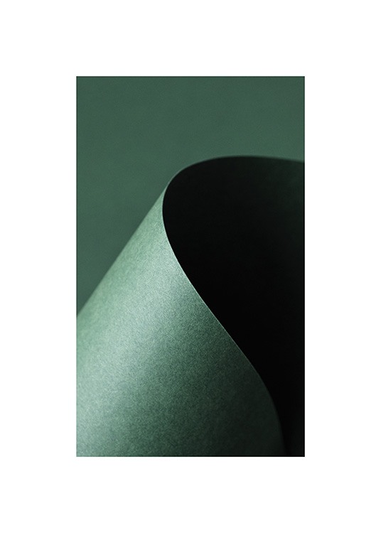  – Photographie d'un papier vert incurvé, sur un fond vert foncé