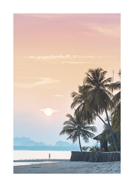  – Photographie d’un ciel rose et orange derrière des palmiers sur une plage