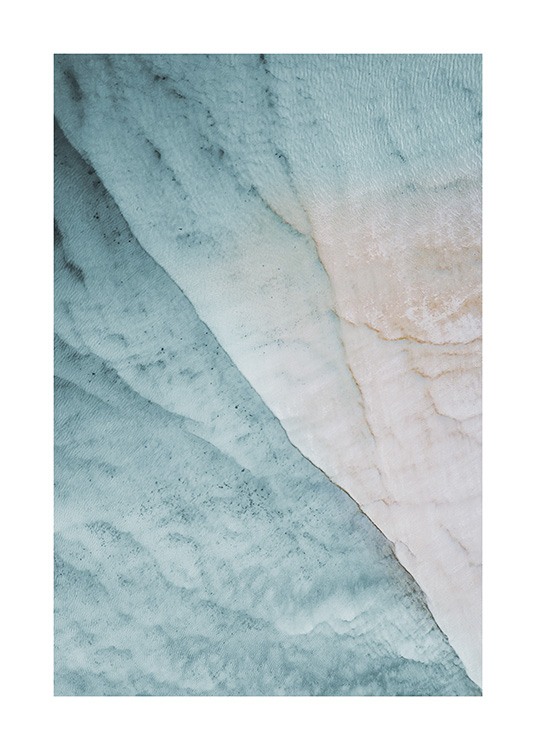  – Photographie vue d’en haut d’un océan bleu clair et d’un fond marin beige