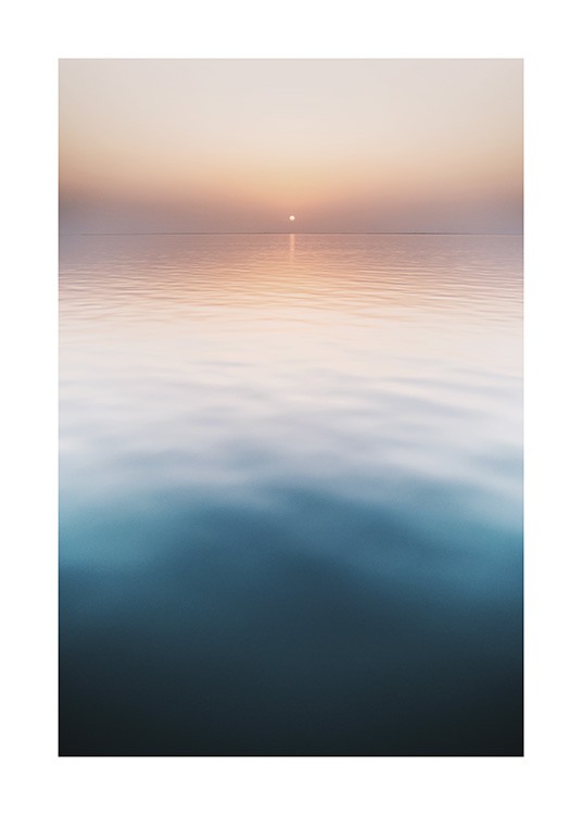  – Photographie d’un coucher de soleil avec un océan calme au premier plan et un ciel rose pastel