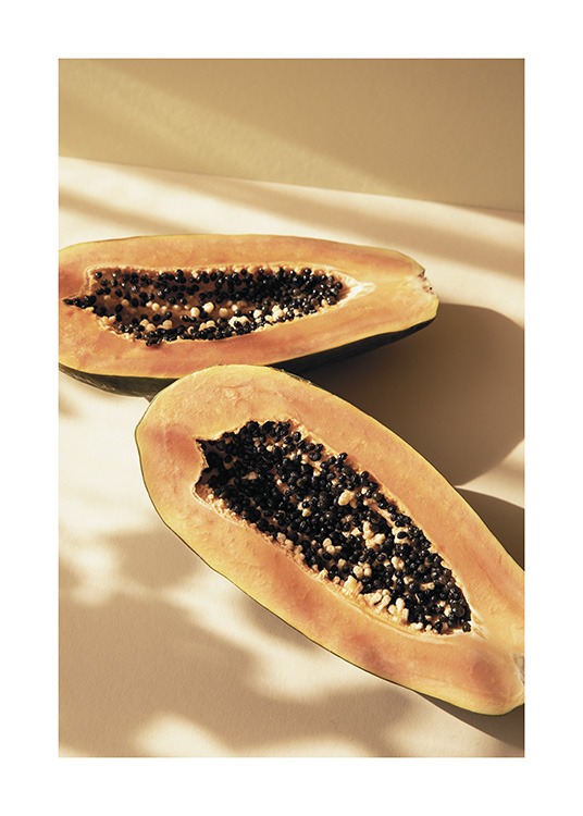  – Photographie d’une papaye coupée en deux avec un fond jaune