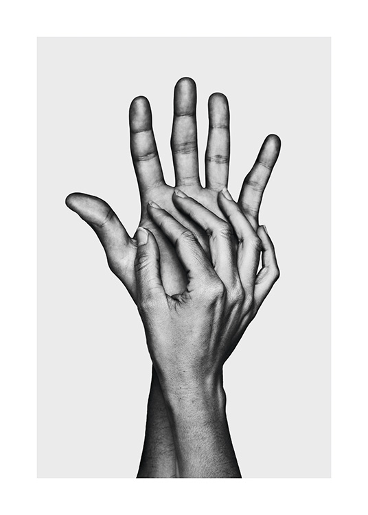  – Photographie en noir et blanc de deux mains qui se touchent, sur un fond gris clair