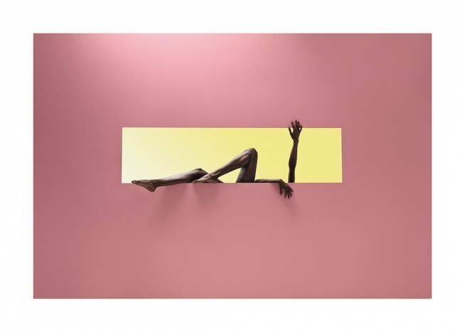  – Photographie d’une femme dans un rectangle jaune sur un fond rose, étirant ses bras et ses jambes à travers