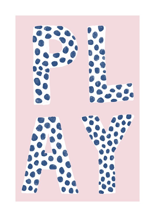  – Affiche de texte avec le mot « PLAY » en lettres blanches remplies de pois bleus, sur un fond rose clair