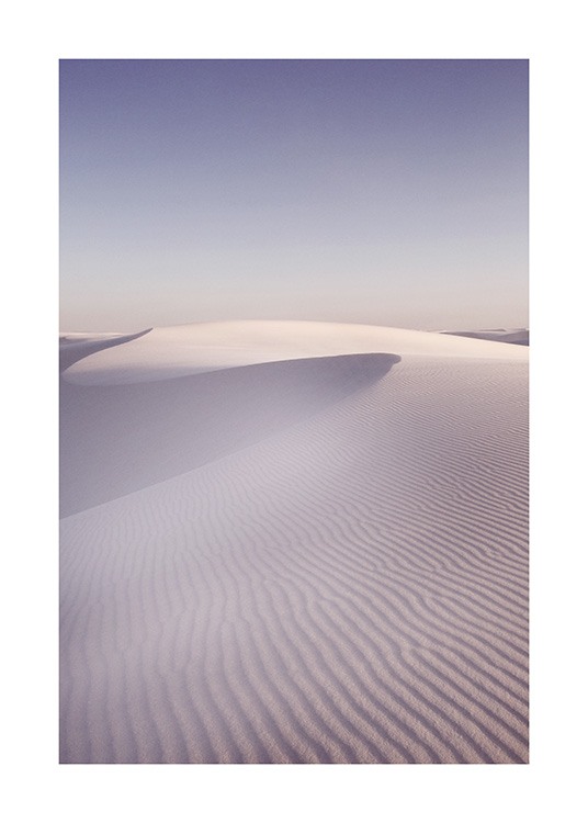  – Photographie de dunes de sable dans un désert avec une surface ondulée, avec un ciel bleu à l’arrière-plan