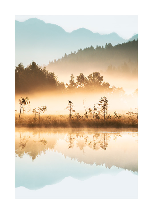  – Photographie d’un lac et d’une forêt au lever du soleil, avec du brouillard au-dessus des arbres