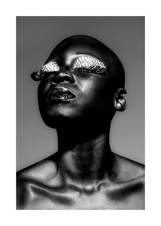  – Photographie en noir et blanc d’une femme avec de longs faux cils et des diamants sur les paupières