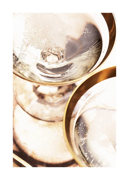  – Photographie en gros plan de verres de champagne cerclés d’or avec du champagne pétillant